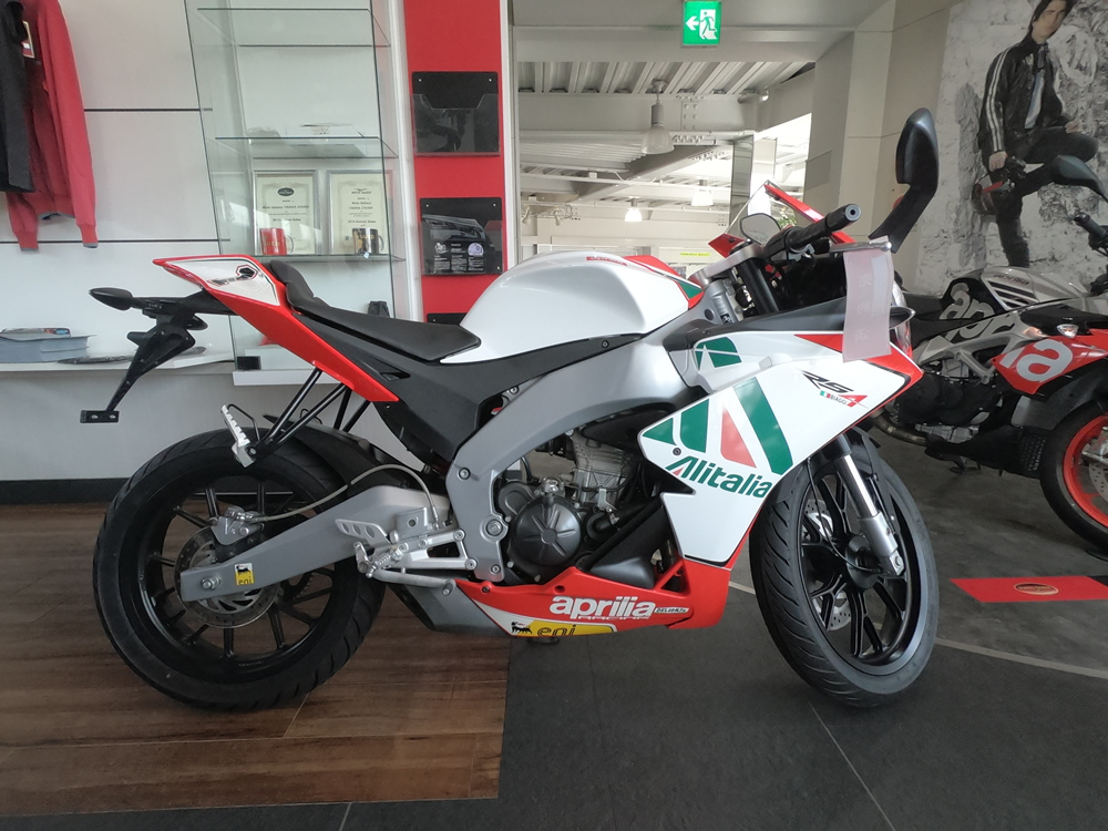 Aprilia RS4 125 Alitaliaカラー　横から