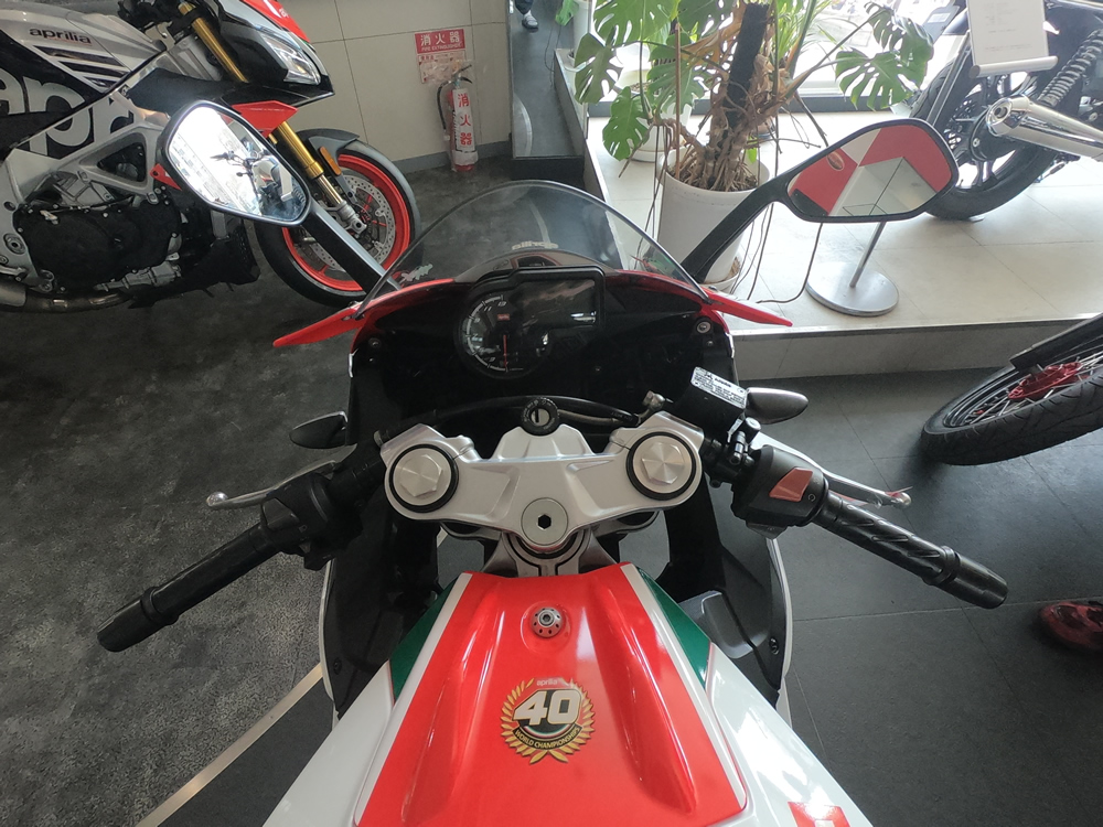 Aprilia RS4 125 Alitaliaカラー　ハンドルとメーター