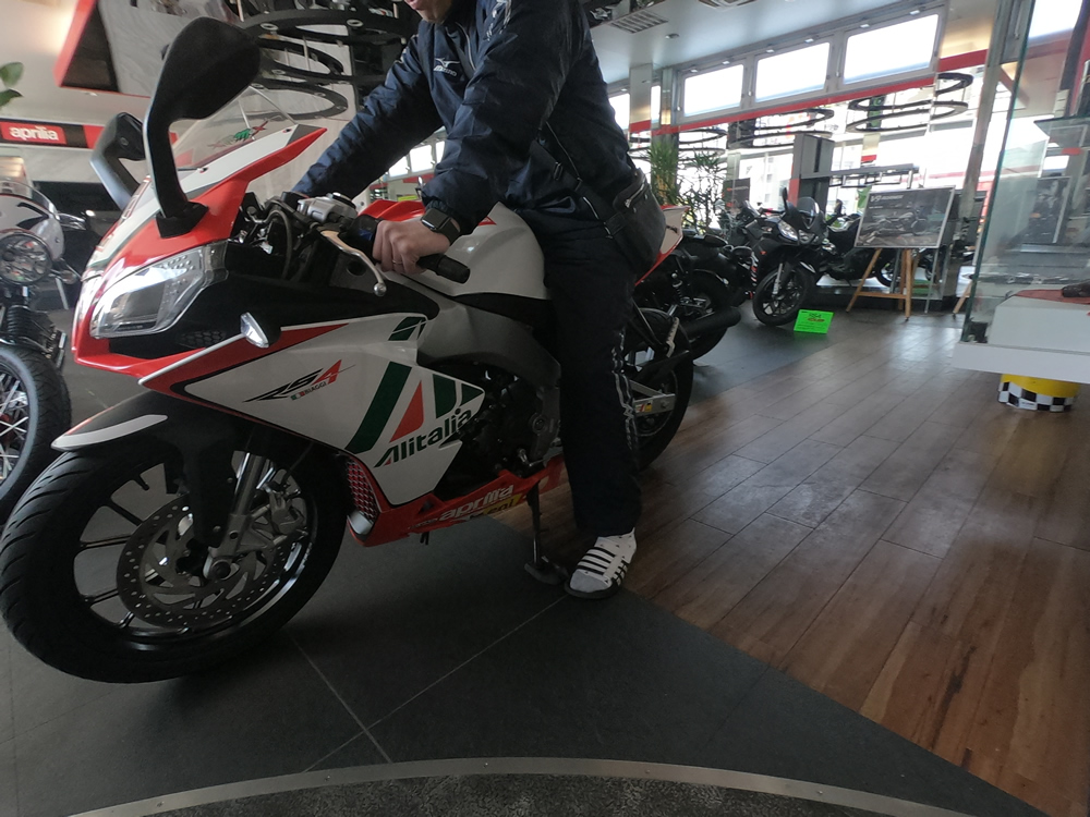 Aprilia RS4 125 Alitaliaカラーにまたがってみました