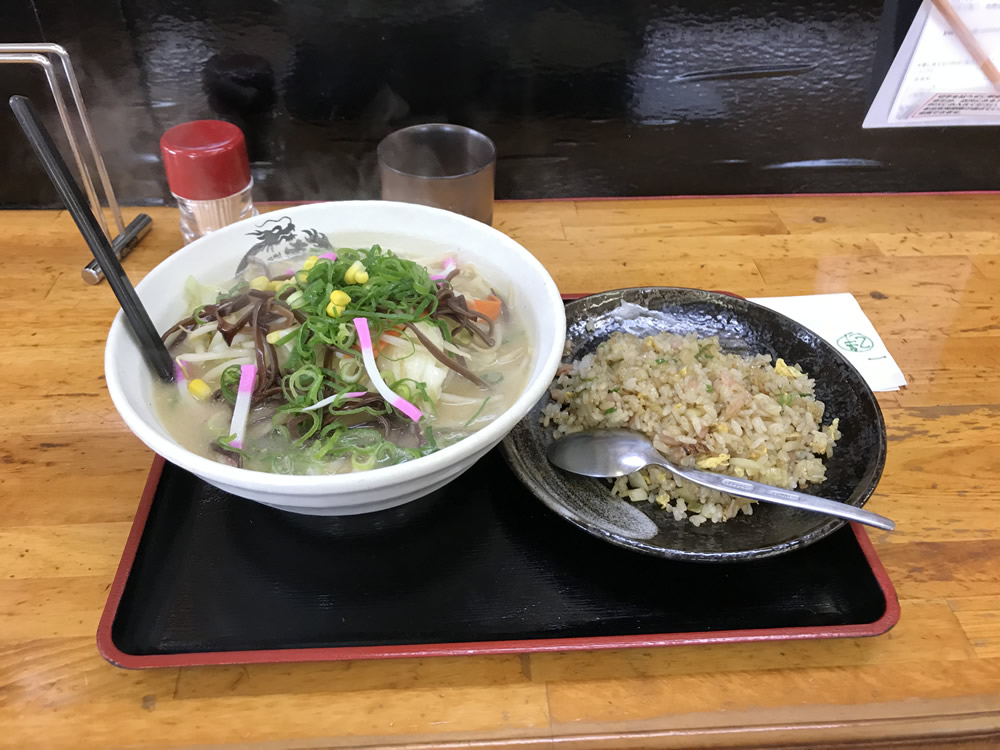 東龍軒のちゃんぽんと半チャーハン