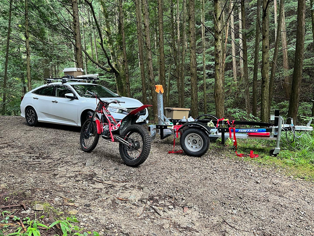 トライアルビクを軽トレーラーに乗せて牽引して山に入った時の写真